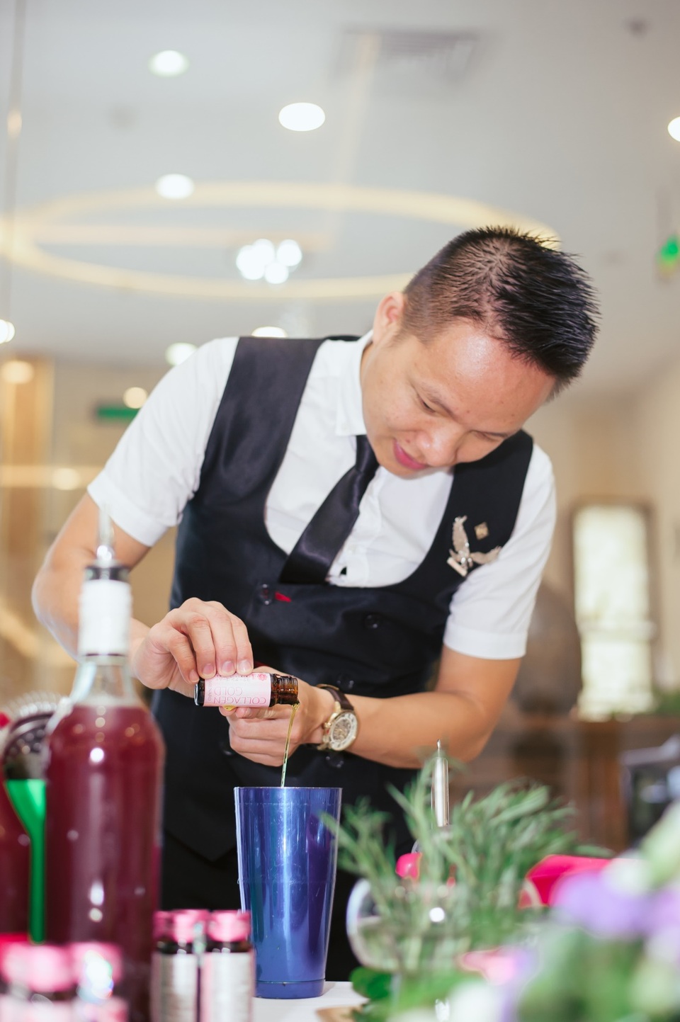 Đi tìm “Vẻ đẹp đích thực" ẩn trong tà áo dài Việt đương đại cùng Menard - 6 Bartender Hoàng Huy biểu diễn pha chế Mocktail với Collagen Gold