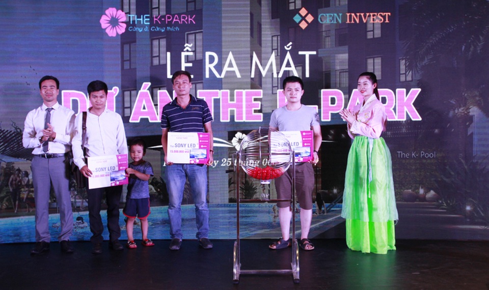 3 khách hàng đã may mắn nhận được TV Sony LED trị giá 15 triệu đồng