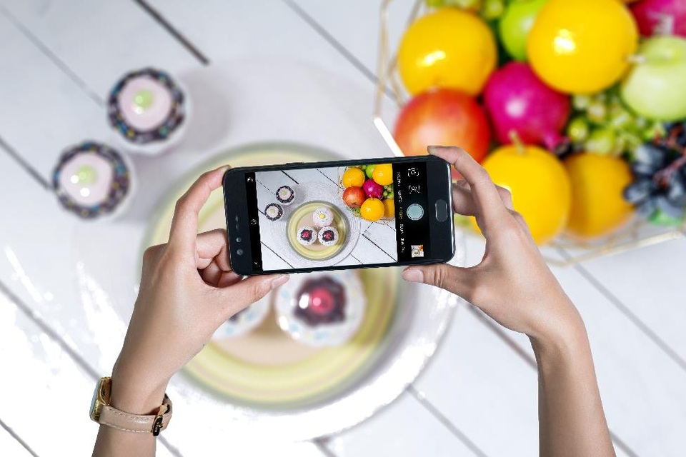 Trải nghiệm Oppo F3 Lite: Selfie đẹp, hiệu năng và chụp ảnh tốt trong tầm giá - 6 Viên pin 2900mAh theo máy có thể đáp ứng thời gian sử dụng 1 ngày hoặc hơn tùy theo nhu cầu. Trong thử thách phát lặp đoạn video HD thì Oppo F3 Lite có thể “sống sót” trong hơn 12 giờ.