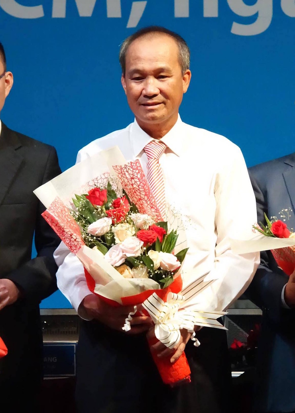 Ông Dương Công Minh chính thức ngồi vào "ghế nóng" Sacombank - 7 Ông Dương Công Minh nhận hoa chúc mừng sau khi được trúng cử vào ghế nóng HĐQT Sacombank