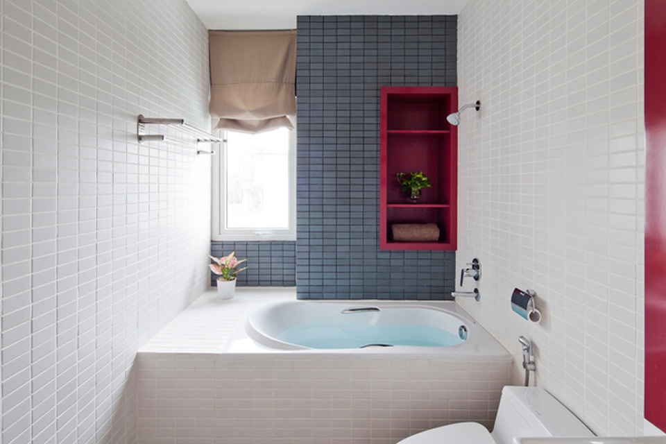 Nhà 32m2 trong hẻm ở Sài Gòn đẹp không khác gì biệt thự mặt tiền - 7 Với diện tích chỉ 32m2 mỗi tầng, kiến trúc sư đã sử dụng các loại nội thất thông minh để tối ưu hóa không gian mà vẫn đáp ứng đủ các chức năng cần thiết.