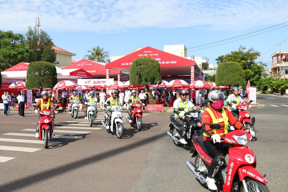 “Bí kíp” của những kỉ lục gia tiết kiệm xăng - 6 Khách hàng tham gia trải nghiệm Honda Wave Alpha 110 và Honda Blade 110 mới đều nhận định rằng: “Đây là những chiếc xe tiết kiệm nhiên liệu với giá thành hợp lý và bền bỉ”