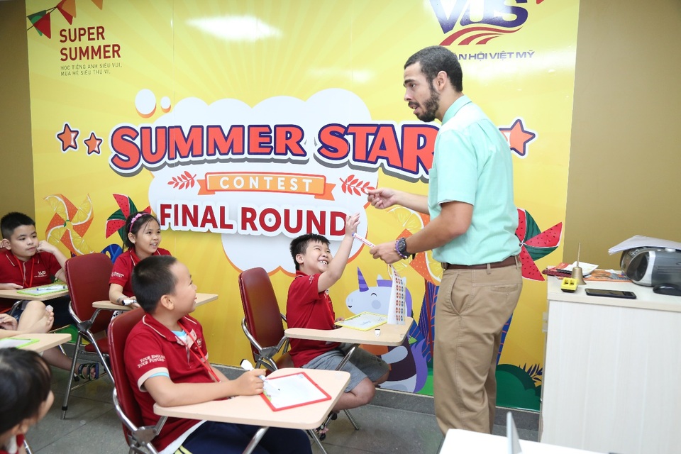 Các thí sinh mạnh dạn tương tác với thầy giáo nước ngoài trong không gian giao tiếp hoàn toàn bằng tiếng Anh