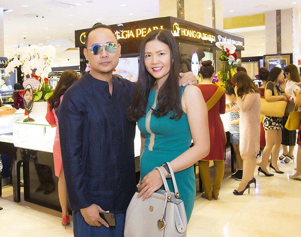 Nhà thiết kế tranh thủ chụp những bức ảnh lưu niệm tại sự kiện.