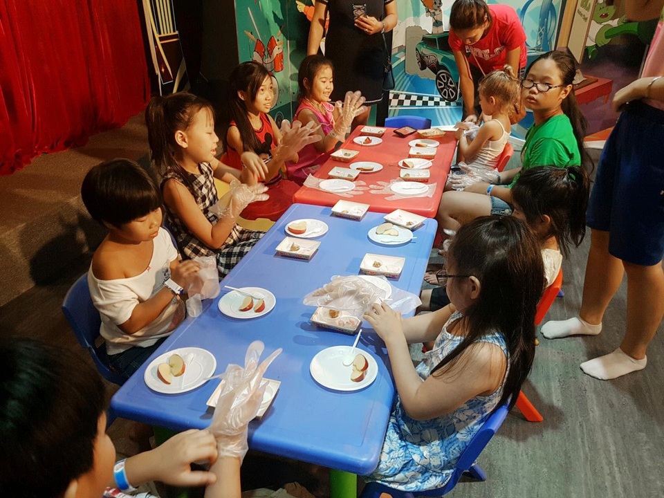 Bé trải nghiệm làm đầu bếp.