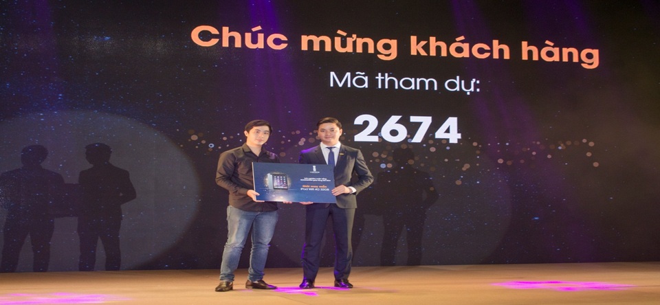 Ông Trần Minh Long – Giám đốc điều hành Tập đoàn CENGROUP Miền Nam, kiêm Tổng Giám đốc Hệ thống Siêu thị dự án Bất động sản STDA Miền Nam thay mặt đơn vị phân phối dự án trao thưởng cho khách hàng may mắn. Giải thưởng cao nhất của chương trình là Combo Apple trị giá 80 triệu đồng.