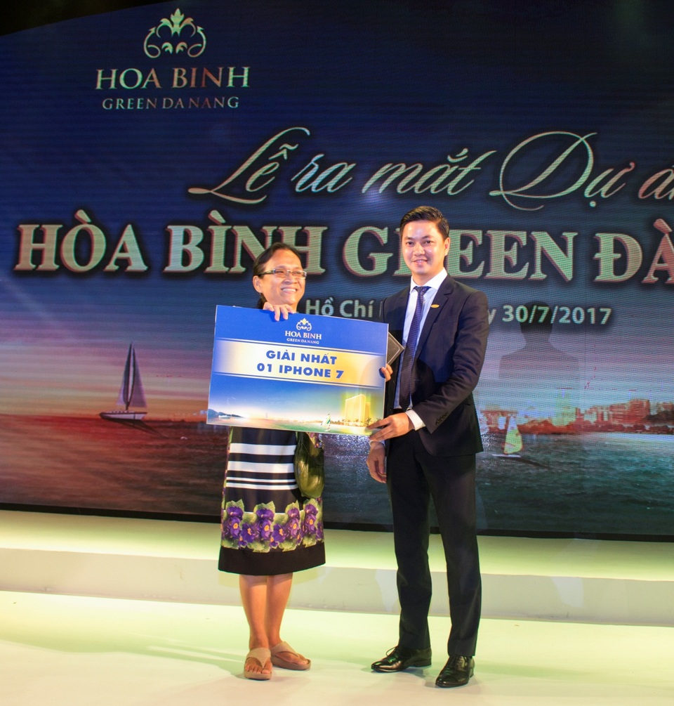 Bùng nổ giao dịch Hòa Bình Green Đà Nẵng tại TP.HCM - 6
Ông Trần Minh Long – Giám đốc Điều hành Tập đoàn CENGROUP Miền Nam, kiêm Tổng Giám đốc Hệ thống Siêu thị dự án Bất động sản STDA Miền Nam – Đơn vị Tổng đại lý phân phối dự án, trao thưởng cho khách hàng bốc thăm may mắn.