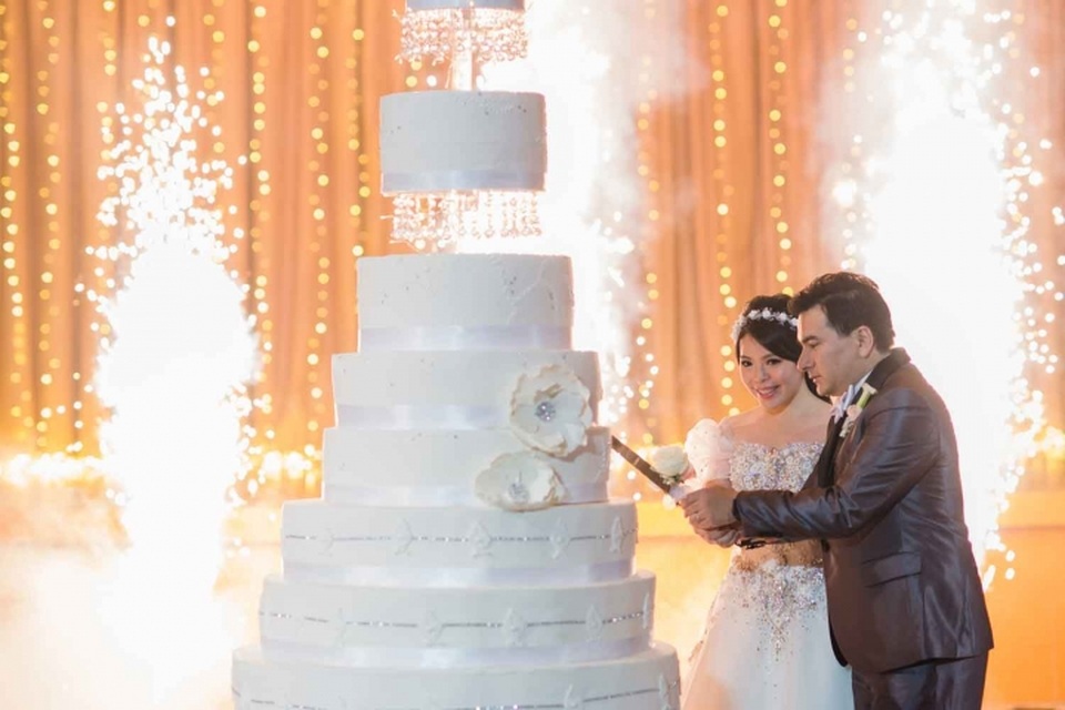Cặp đôi cùng cắt bánh cưới 9 tầng