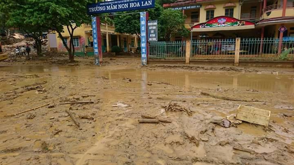 Xót xa trường học hoang tàn sau lũ ống - 6