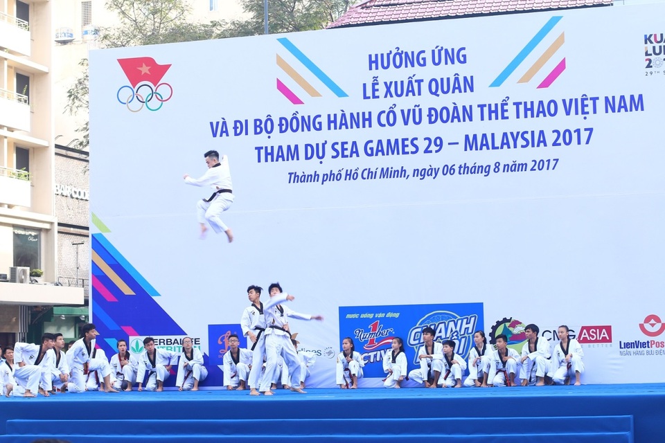 Buổi lễ xuất quân của đoàn TTVN tham dự SEA Games 29 với sự đồng hành của nhãn hàng Number 1 Active Chanh Muối diễn ra với các hoạt động như dâng hoa tại Tượng đài Chủ tịch Hồ Chí Minh, đồng diễn võ nhạc taekwondo, đi bộ đồng hành và các tiết mục biểu diễn văn nghệ, thể thao...