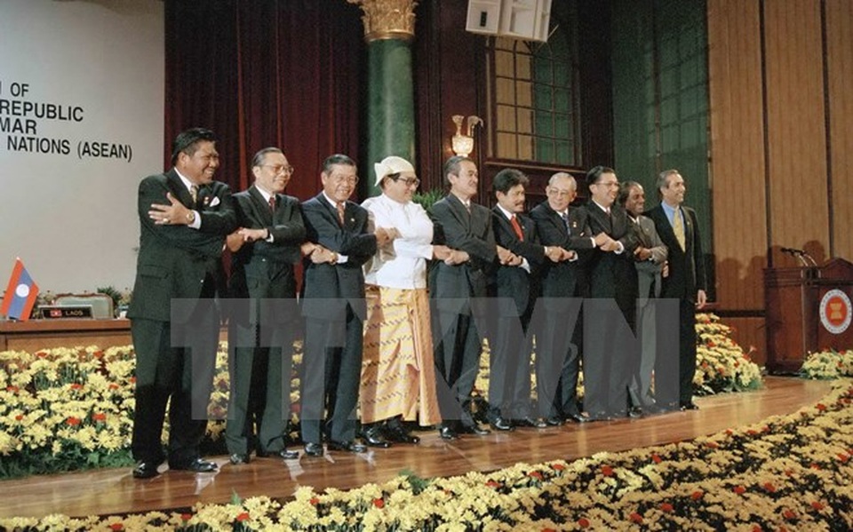 50 năm ngày thành lập ASEAN - những sự kiện đáng nhớ - 7
Bộ trưởng Ngoại giao các nước ASEAN và Tổng Thư ký ASEAN A.Singh tại Lễ kết nạp CHDCND Lào và Liên bang Myanmar làm thành viên chính thức của ASEAN, ngày 23/7/1997, tại Subang Jaya (Malaysia). (Ảnh: Phạm Quyền/TTXVN)