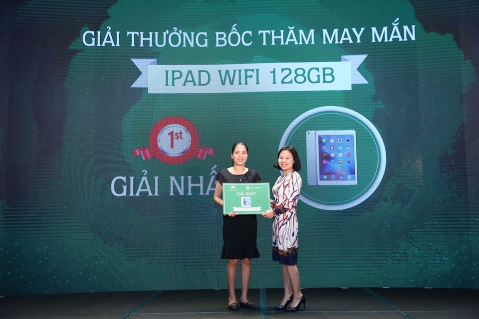 Niềm vui của khách hàng nhân ba khi vừa được sở hữu biệt thự sang, kim cương giá trị và giải thưởng hấp dẫn