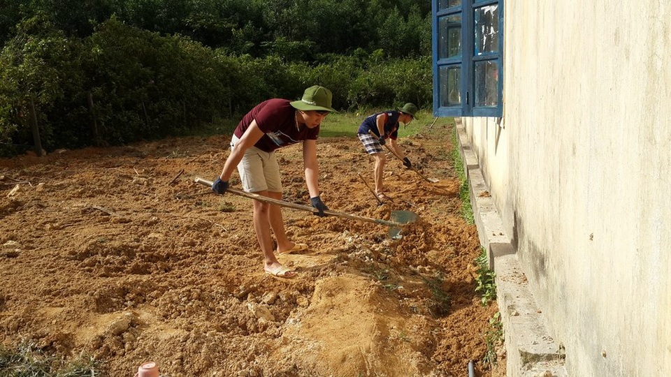 DHS Việt tại Nga về nước xây công trình phụ, tu bổ trường học ở bản Rào Con - 6 
Tiến hành tu bổ lại 2 phòng học, hiên nhà và phòng bếp đã xuống cấp nghiêm trọng.