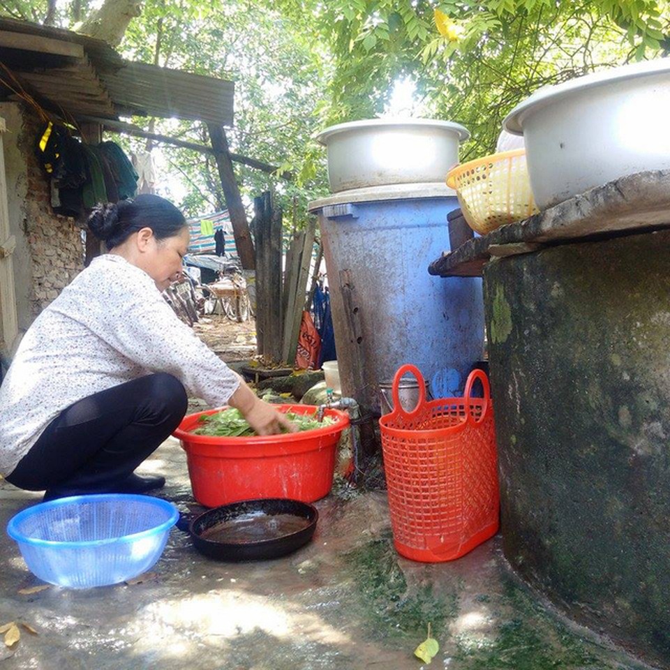 "Sống liều" ở điểm nóng sốt xuất huyết - 7 Những thùng nước kia là môi trường lý tưởng cho lăng quăng, bọ gậy sinh sống.