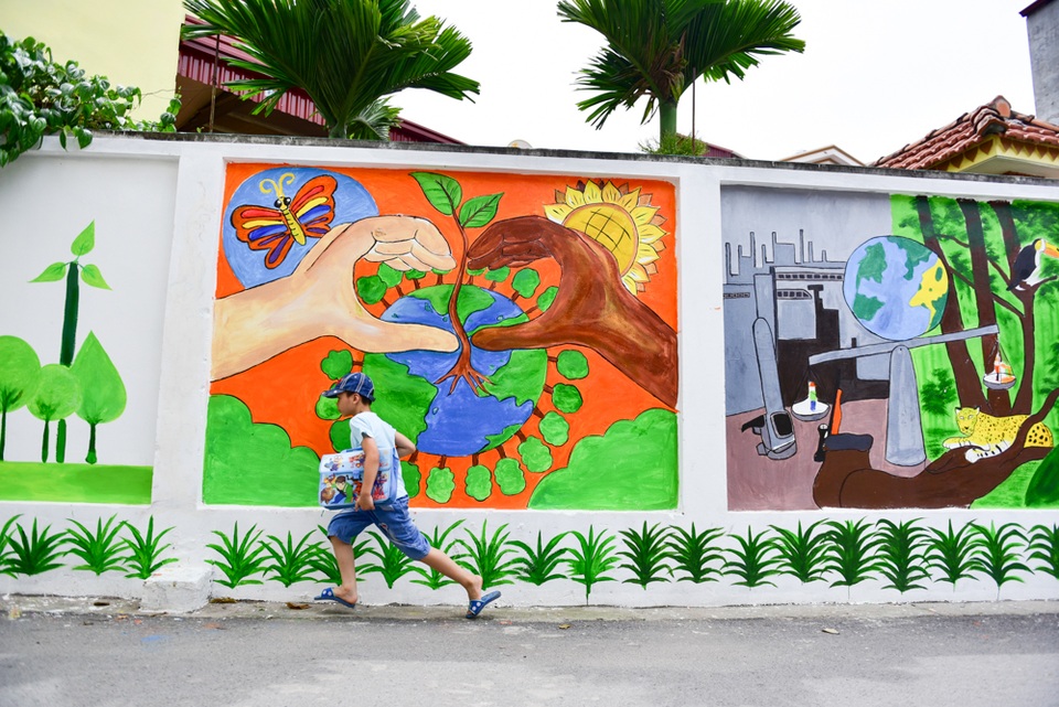 Ngắm "làng bích họa" đẹp mê mẩn ở ngoại thành Hà Nội - 9
Nhiều ý tưởng về môi trường, về hoà bình thế giới... được các bạn trẻ gửi gắm vào các bức hoạ.