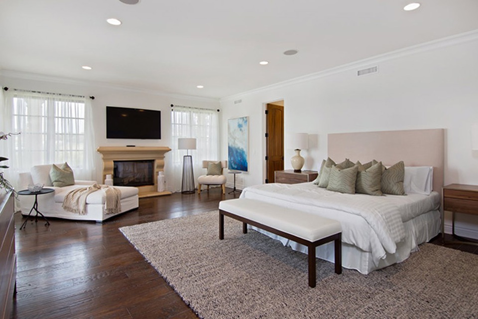 Choáng ngợp với biệt thự cổ nằm giữa vườn nho có giá tới 284 tỷ - 7 Biệt thự có 5 phòng ngủ, đây là phòng lớn nhất.