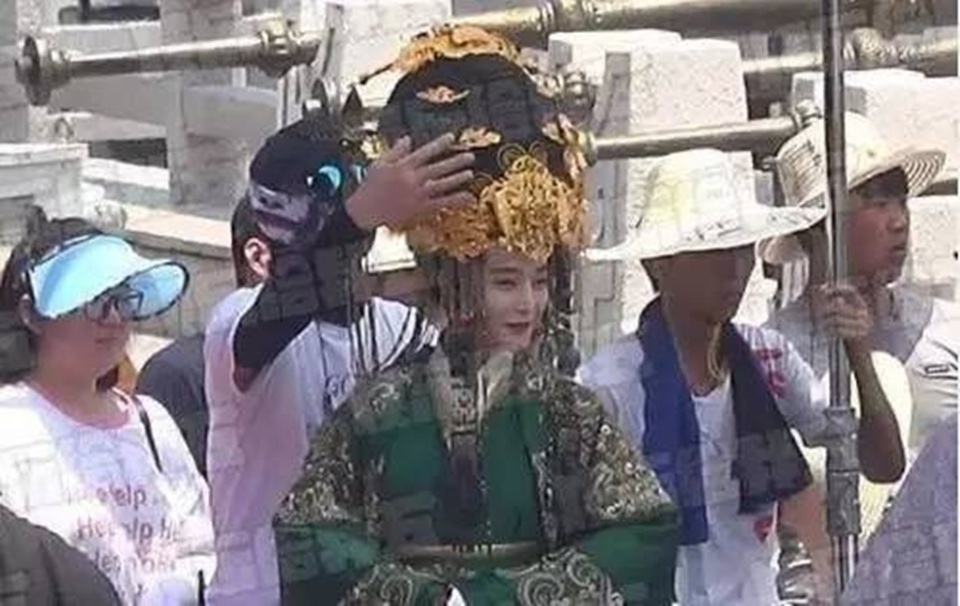 Mỹ nhân Hoa suýt "gãy cổ" vì những búi tóc khổng lồ - 7 Mỹ nhân Hoa suýt "gãy cổ" vì những búi tóc khổng lồ - 7