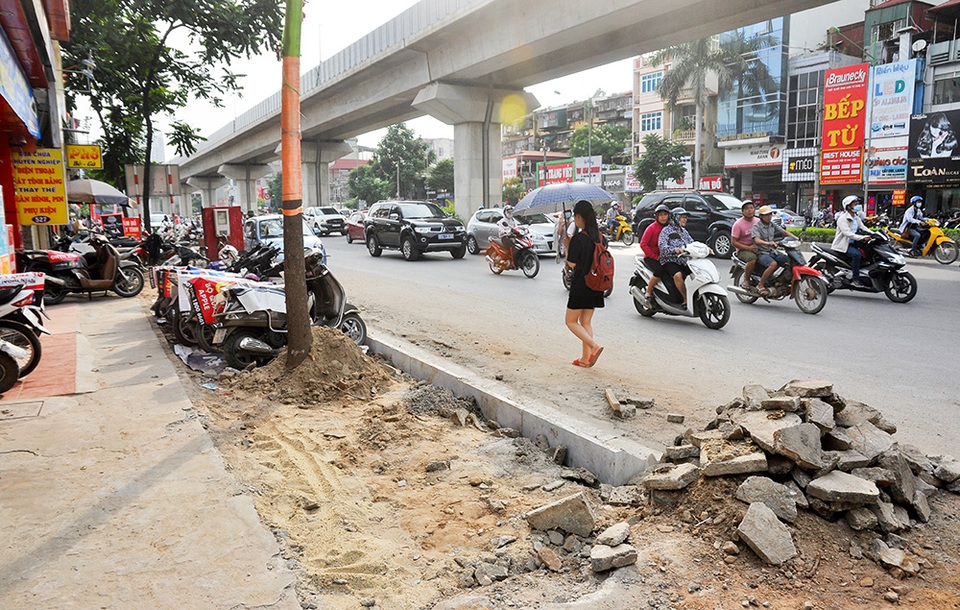 Hà Nội lát vỉa hè bằng đá truyền thống tuổi thọ 70 năm - 5
Nhiều đoạn vỉa hè đã gỡ lớp bề mặt cũ, sẵn sàng cho việc thi công lát vật liệu mới.
