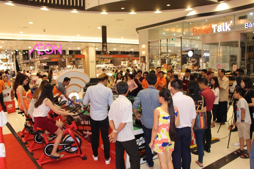 Khán giả háo hức vây quanh Đường đua tốc độ - trò chơi hấp dẫn nhất trong chương trình.