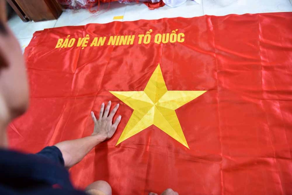Gia đình bốn thế hệ nối tiếp nghề may cờ Tổ quốc - 6
Cờ được may bằng vải satanh, nhập từ La Cả (La Khê, Hà Đông). Những chi tiết khác như tua, chỉ... được mua từ làng Triều Khúc.