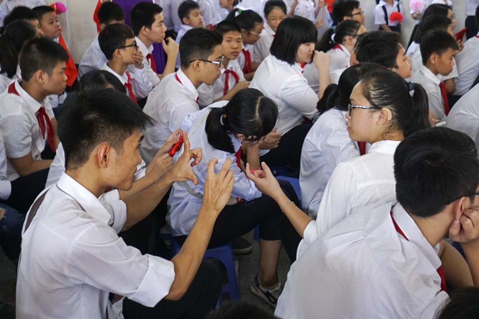 Lễ khai giảng đặc biệt ở ngôi trường hát Quốc ca bằng tay - 7
Cách giao tiếp đặc biệt của những học sinh khiếm thính trường PTCS Xã Đàn.