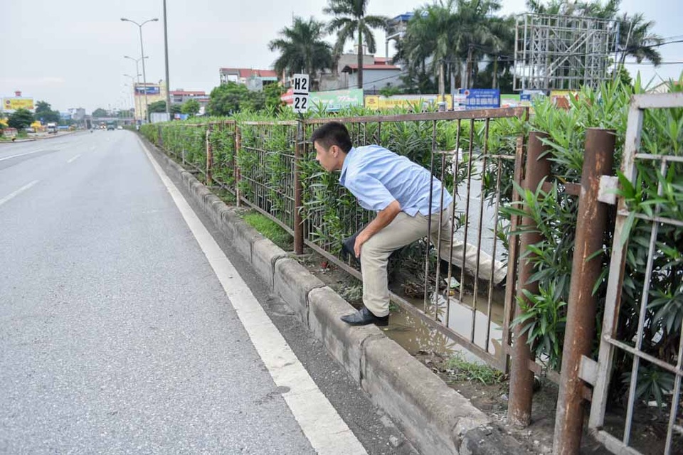Nhan nhản "sống trâu, rãnh cào" trên quốc lộ 5 - 10
Hàng rào trên dải phân cách bị cắt bẻ nhiều chỗ để tạo lối đi tắt. Với mật độ phương tiện đông, di chuyển với tốc độ cao, việc sang đường chui như thế này rất nguy hiểm.