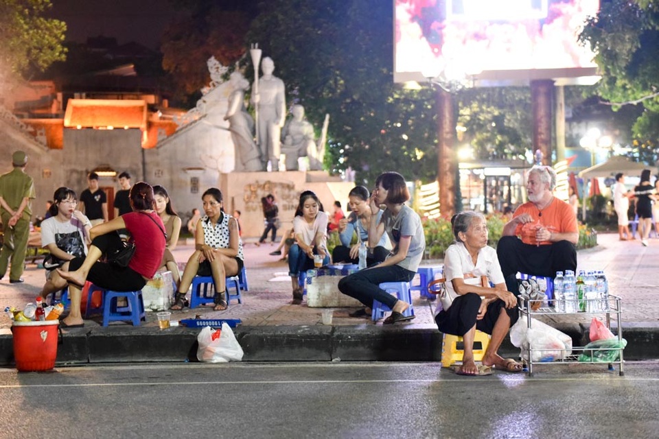 Hàng rong bủa vây phố đi bộ hồ Gươm - 6
Khu vực tượng đài Cảm tử đối diện đền Ngọc Sơn là nơi tập trung đông hàng rong nhất, khiến nơi đây trở nên khá lộn xộn.