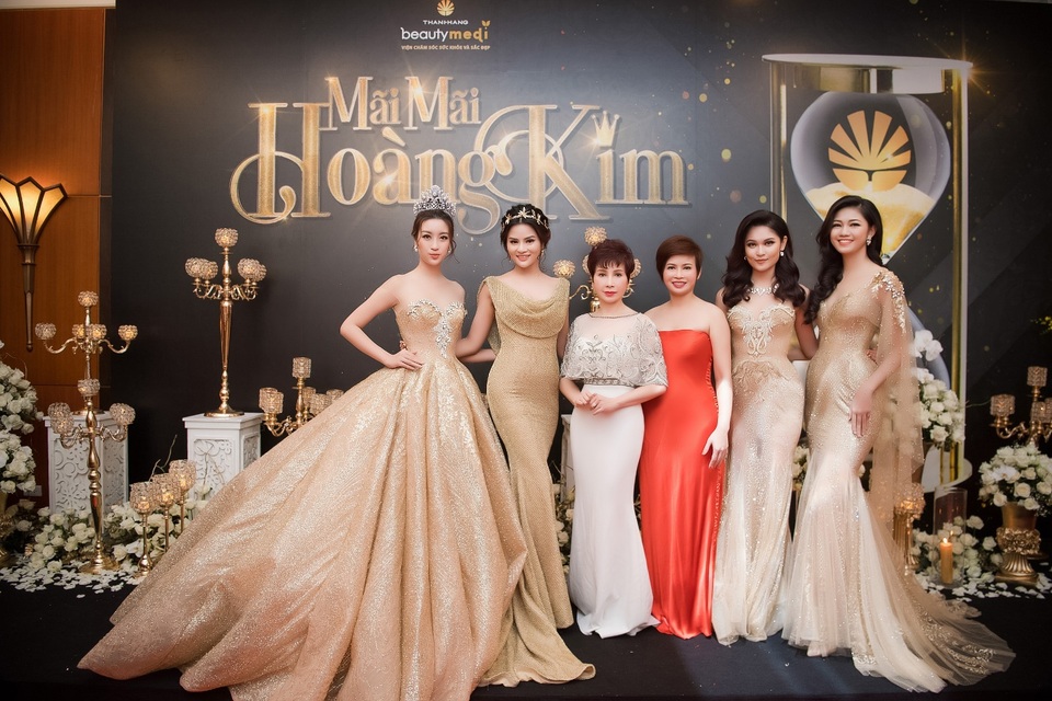 Những khoảnh khắc ấn tượng của đêm hội nhan sắc quy tụ dàn sao Việt – Hàn đình đám - 6
Dàn người đẹp lộng lẫy trong trang phục gợi cảm, “đọ dáng” cùng “chủ nhân” của bữa tiệc – bà Đặng Thanh Hằng