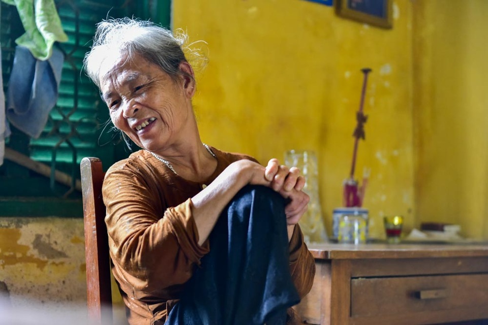 Ám ảnh những phận già cô đơn trong trại phong bỏ hoang ở Hà Nội - 6
Cũng nhờ các nhóm từ thiện mà tôi có con gà, con chó để nuôi, làm bầu làm bạn cho đỡ buồn, cụ Sợi kể.