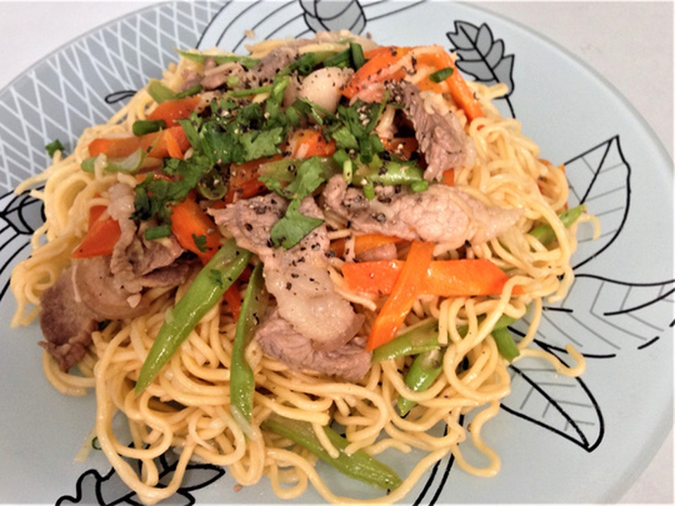 Mì trứng xào cho bữa sáng thêm ngon - 7
Gắp mì ra đĩa, cho thêm hành, ngò
