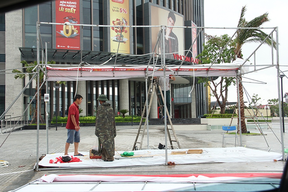 Miền Trung bắt đầu mưa, dân hối hả chạy "siêu bão" - 11 Một quầy bán bánh trung thu vừa được dựng lên trước đó vài ngày đã phải tháo bỏ để tránh bão vào trưa nay.