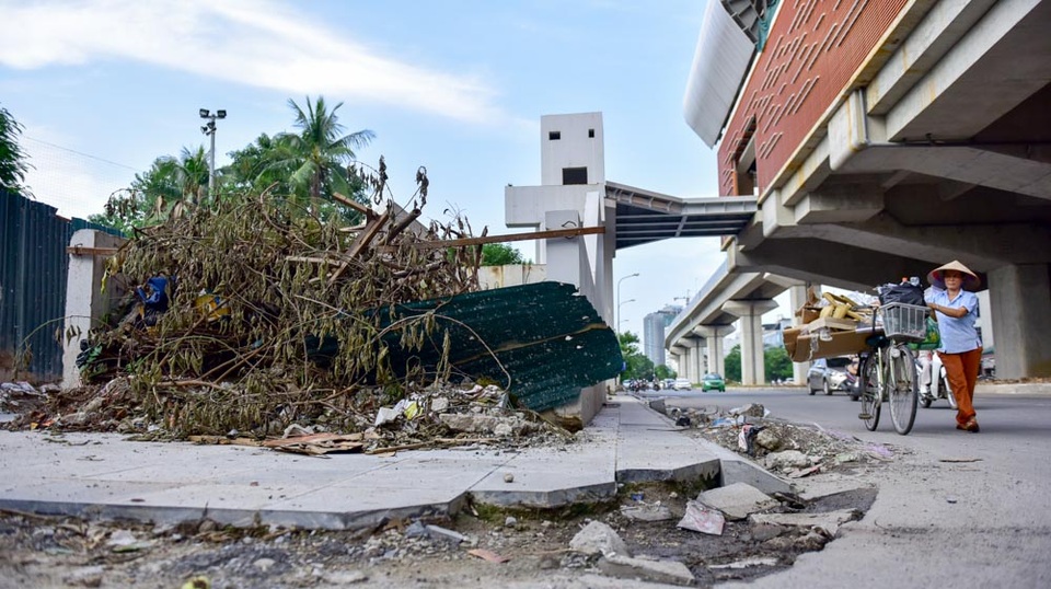 Nhiều rác thải xuất hiện dưới đường sắt trên cao Cát Linh - Hà Đông - 5 
Gạch vỉa hè vỡ nát, cành cây ngổn ngang dưới một đoạn đường sắt trên cao.