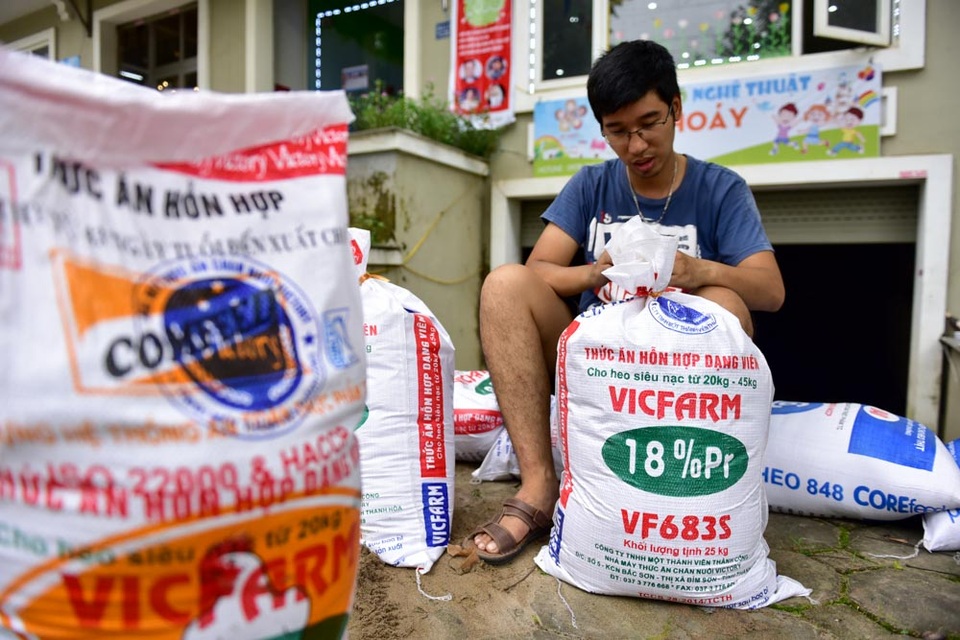 Hà Nội: Người dân hối hả “đắp đê” trước cửa nhà phòng mưa ngập sau bão - 6
Xoay vần đến gần trưa, công việc đắp đê, phòng chống ngập tại gia mới cơ bản hoàn thành.