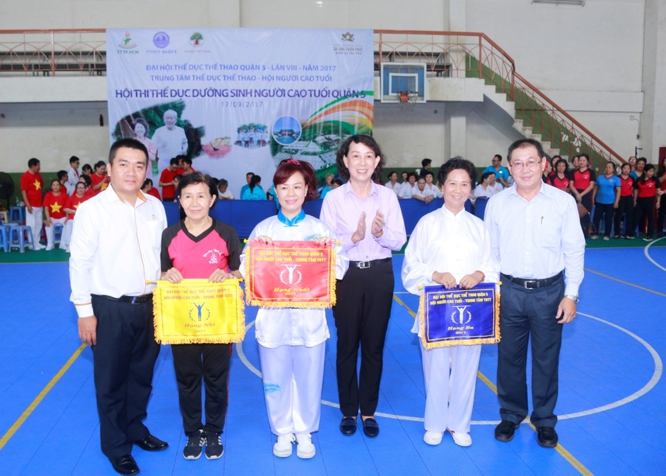 Hơn 4.000 người cao tuổi TP.HCM tham gia hội thi thể dục dưỡng sinh - 6
Đại diện Công viên nghĩa trang Sài Gòn Thiên Phúc trao giải cho đơn vị đạt giải nhất, nhì, ba