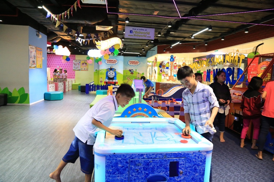 Dành tặng niềm vui tuổi thơ cho trẻ em có hoàn cảnh khó khăn, thiệt thòi - 6 Với đa phần các em nhỏ khó khăn, đây là lần đầu tiên các em được tới vui chơi ở một trung tâm giáo trí dành riêng cho trẻ em như tiNiWorld