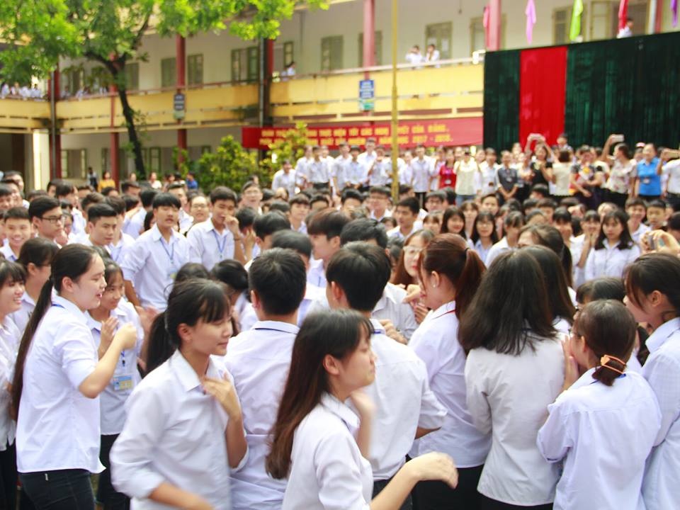 Xúc động hình ảnh nghìn học sinh bịn rịn chia tay thầy Hiệu trưởng - 6 Xúc động hình ảnh nghìn học sinh bịn rịn chia tay thầy Hiệu trưởng - 6