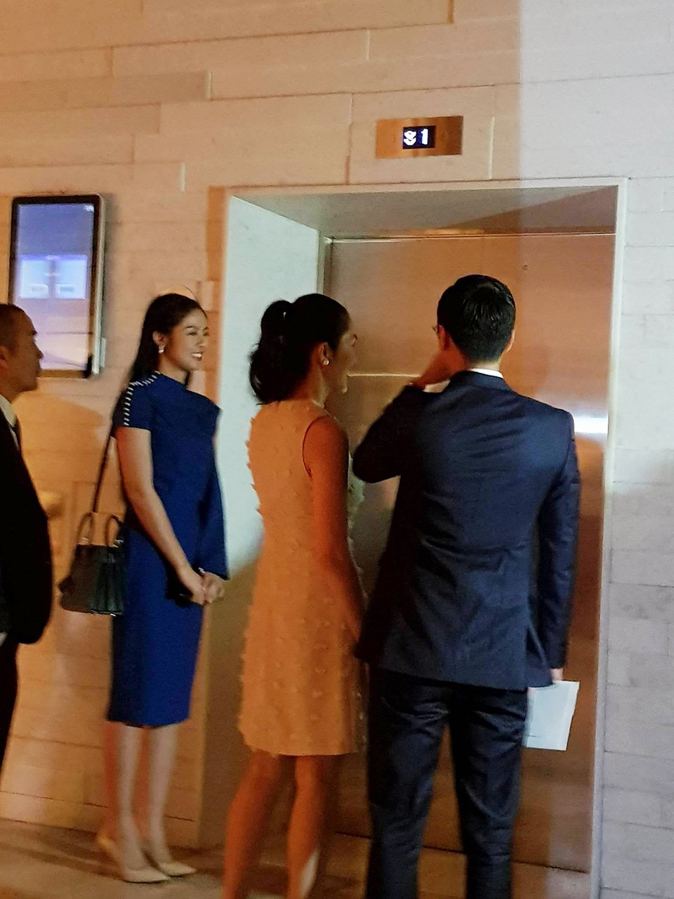 Dàn sao Việt tới dự đám cưới Hoa hậu Đặng Thu Thảo - 11
Hà Tăng cũng có mặt tại tiệc cưới nhưng cô né tránh ống kính phóng viên