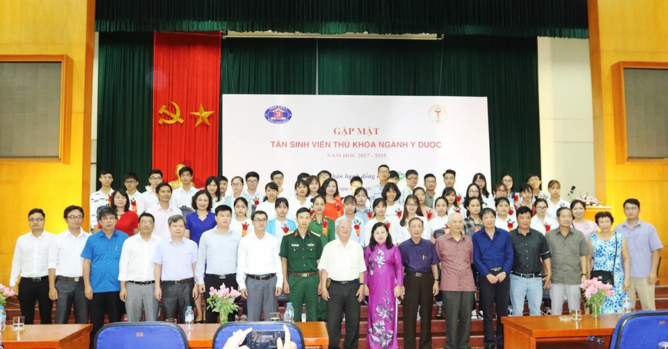 Vinh danh 46 thủ khoa đầu vào ngành Y, dược các tỉnh phía Bắc - 6
Chương trình Gặp mặt và trao quà cho các tân sinh viên đỗ thủ khoa ngành Y, dược các tỉnh phía Bắc năm học 2017-2018.