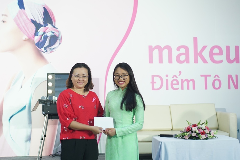 “Makeup your Life 2017” đến với bệnh nhân ung thư tại viện Ung bướu TP.HCM - 6 Ca sĩ Phương Mỹ Chi ủng hộ quỹ hỗ trợ bệnh nhân ung thư Ngày mai tươi sáng.