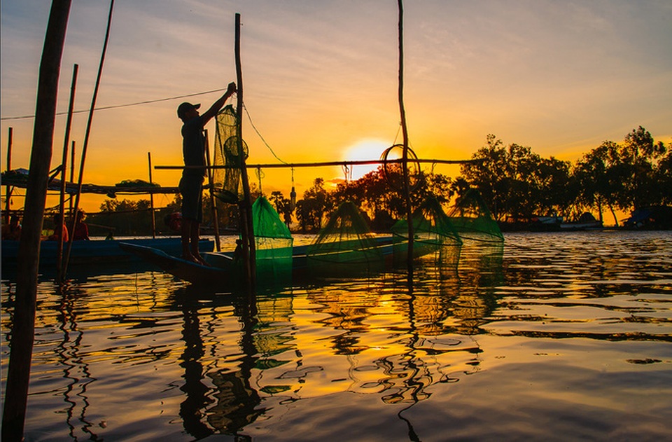 Những hình ảnh tuyệt đẹp về mưu sinh mùa nước nổi ở miền Tây - 7 Những hình ảnh tuyệt đẹp về mưu sinh mùa nước nổi ở miền Tây - 7