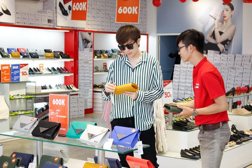 Ngỡ ngàng với quà 20/10 của những "đại gia" showbiz Việt. - 6 Gil Lê cũng không ngoại lệ khi chọn quày 20/10 cho “người thương của mình.