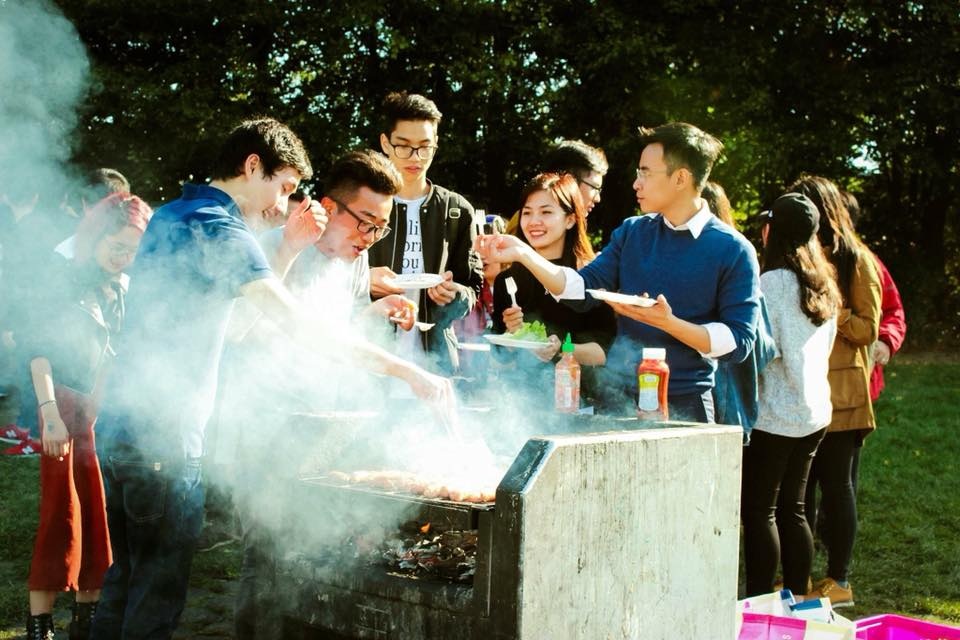 
Tiệc liên hoan dã ngoại vui nhộn sau khi đại hội kết thúc.
