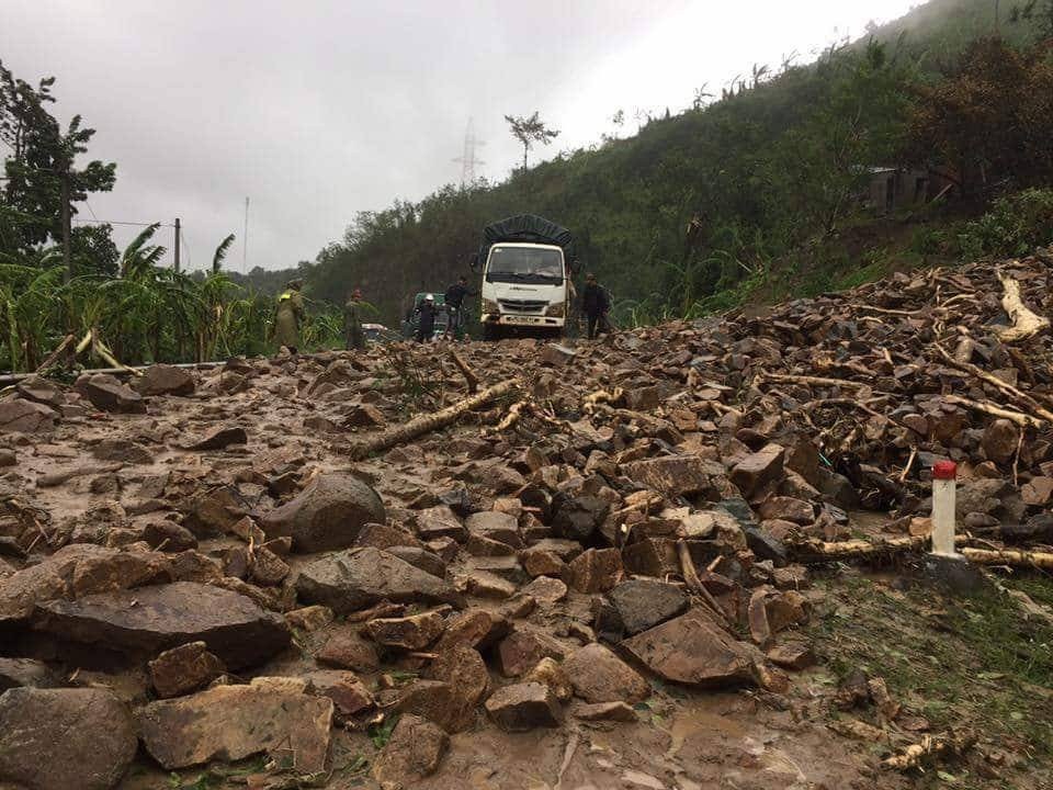 Quốc lộ 26 đoạn Km30+400 bị đất đá đổ xuống đường làm phương tiện không thể lưu thông