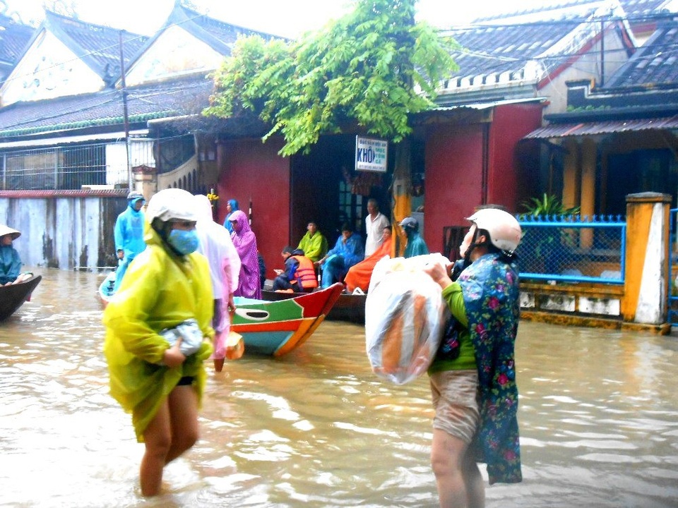 Phố cổ Hội An đối mặt với lũ lịch sử - 7 Mọi người khẩn cấp chạy lụt