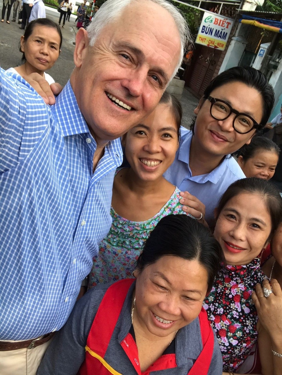 Thủ tướng Úc lần đầu thưởng thức bánh mì ở Đà Nẵng - 5
Thủ tướng Turbull chụp ảnh cùng người dân địa phương.