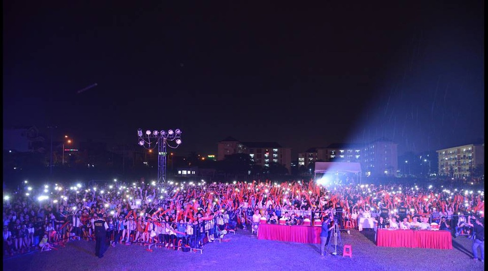 Học sinh, sinh viên "cháy" hết mình trong đêm nhạc của MobiFone tại ĐHQG HCM - 6 Học sinh, sinh viên "cháy" hết mình trong đêm nhạc của MobiFone tại ĐHQG HCM - 6