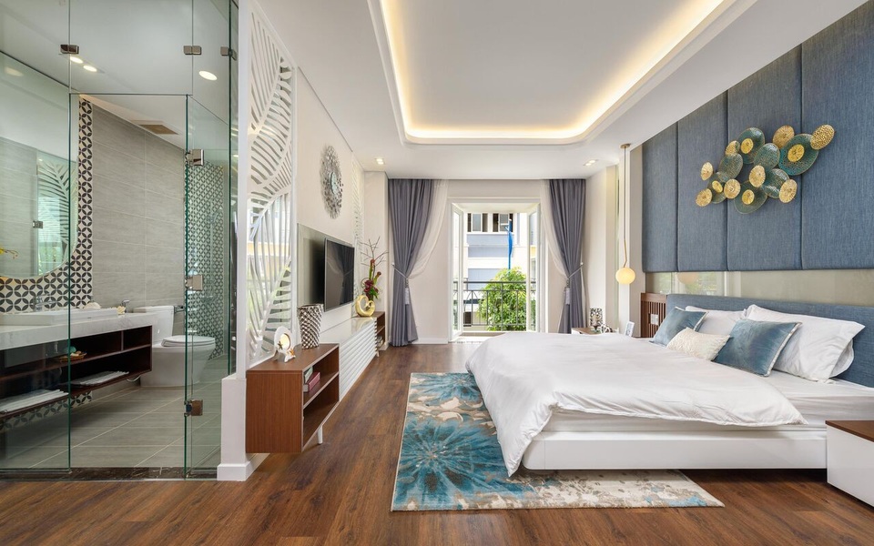 
Được thiết kế theo phong cách hiện đại, 1 trệt 2 lầu, các phòng chức năng bố trí tiện dụng, Rosita Garden là sự lựa chọn thích hợp cho nhiều đối tượng khách hàng, đặc biệt là gia đình 3 thế hệ.
