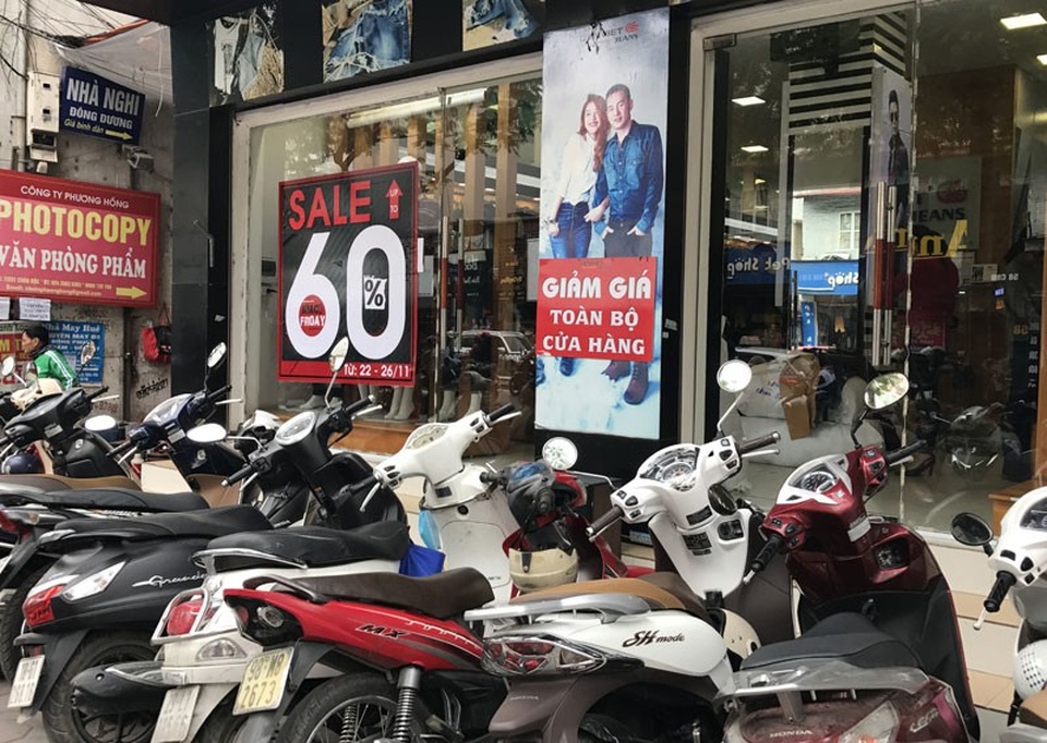 Ồ ạt giảm giá 50%: Ùn ùn ra phố, tranh nhau mua hàng - 7
Nhờ có những chương trình giảm giá khủng mà khách tới cửa hàng tăng đột biến