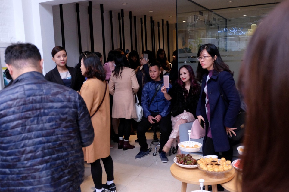 Á hậu Tú Anh, Hà Lade xinh đẹp lung linh trong ngày Black Friday - 6 Á hậu Tú Anh, Hà Lade xinh đẹp lung linh trong ngày Black Friday - 6