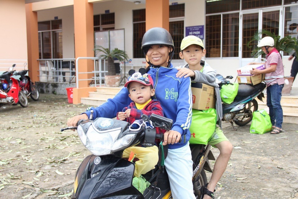 Những phần quà là sự sẻ chia thiết thực từ Ban lãnh đạo và tập thể nhân viên LOTTE Mart với bà con vùng bão lũ